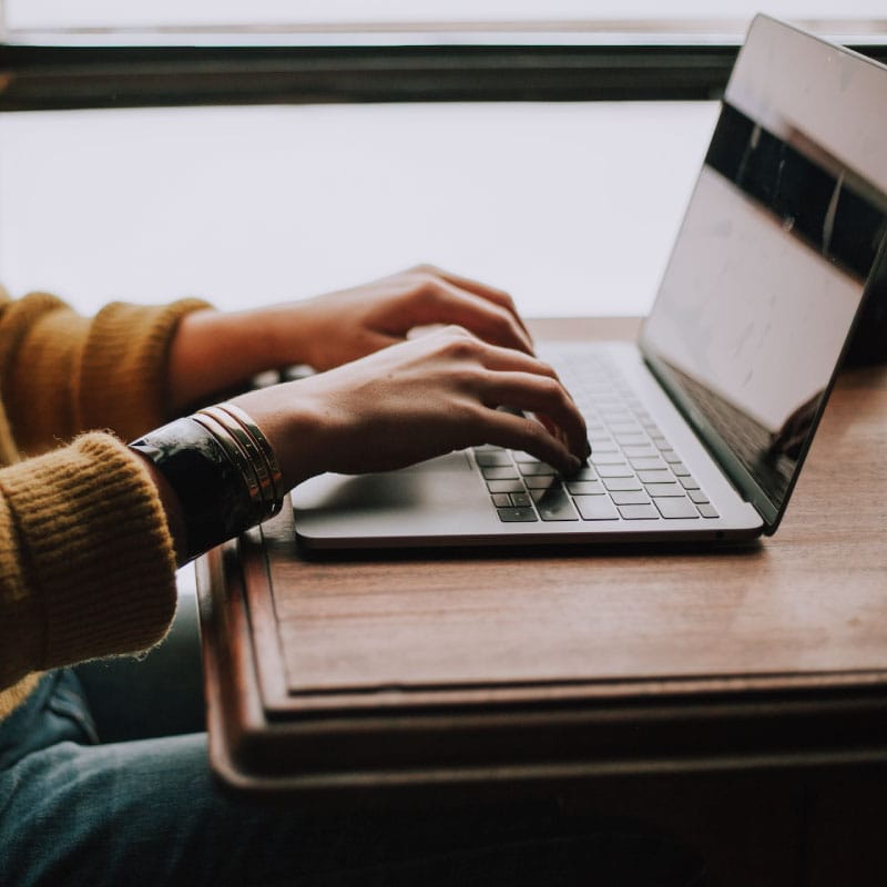 Artisans ou dirigeant en train de rédiger un message dans un formulaire de contact pour un site web